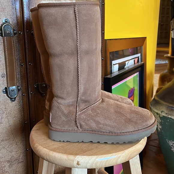 Uggs tall classic Boots - Picture 4 of 10